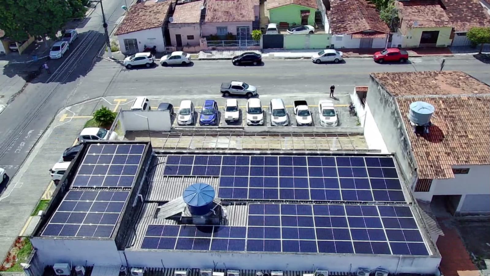 Painéis solares no telhado de uma empresa em área urbana