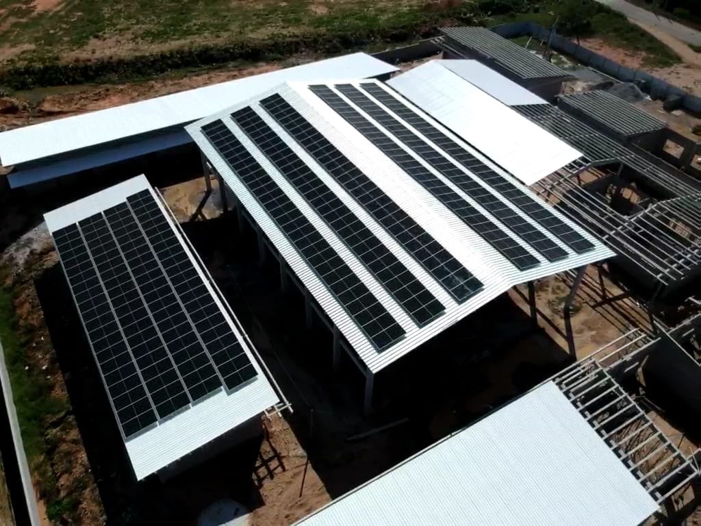 Instalação de painéis solares em galpão comercial